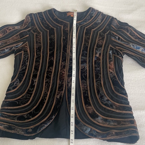 Gorgeous jacket with multiple characteristics!! Stand out with this show stopper - Picture 11 of 14